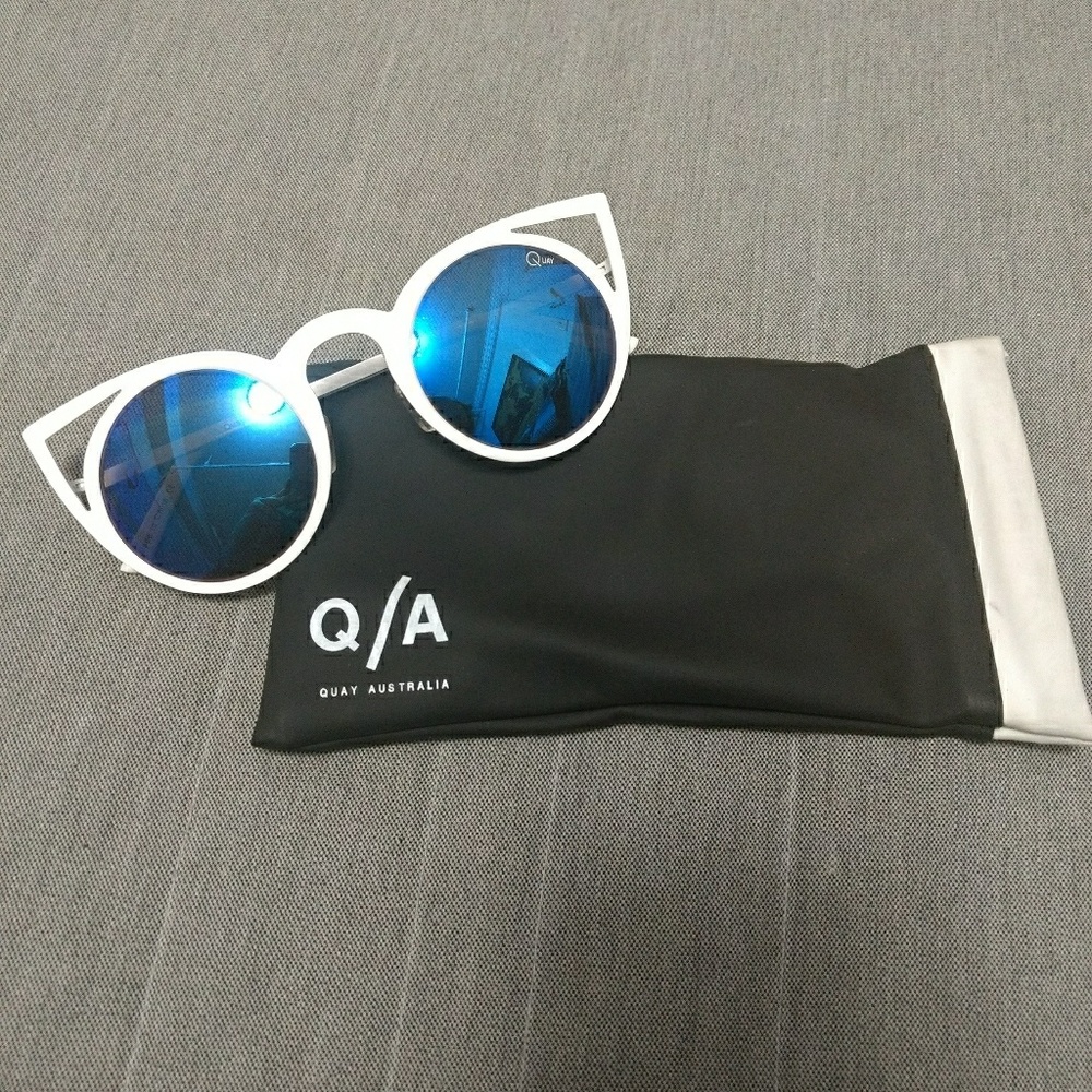 Quay Australia "Invader" Sunnies - White/Blue